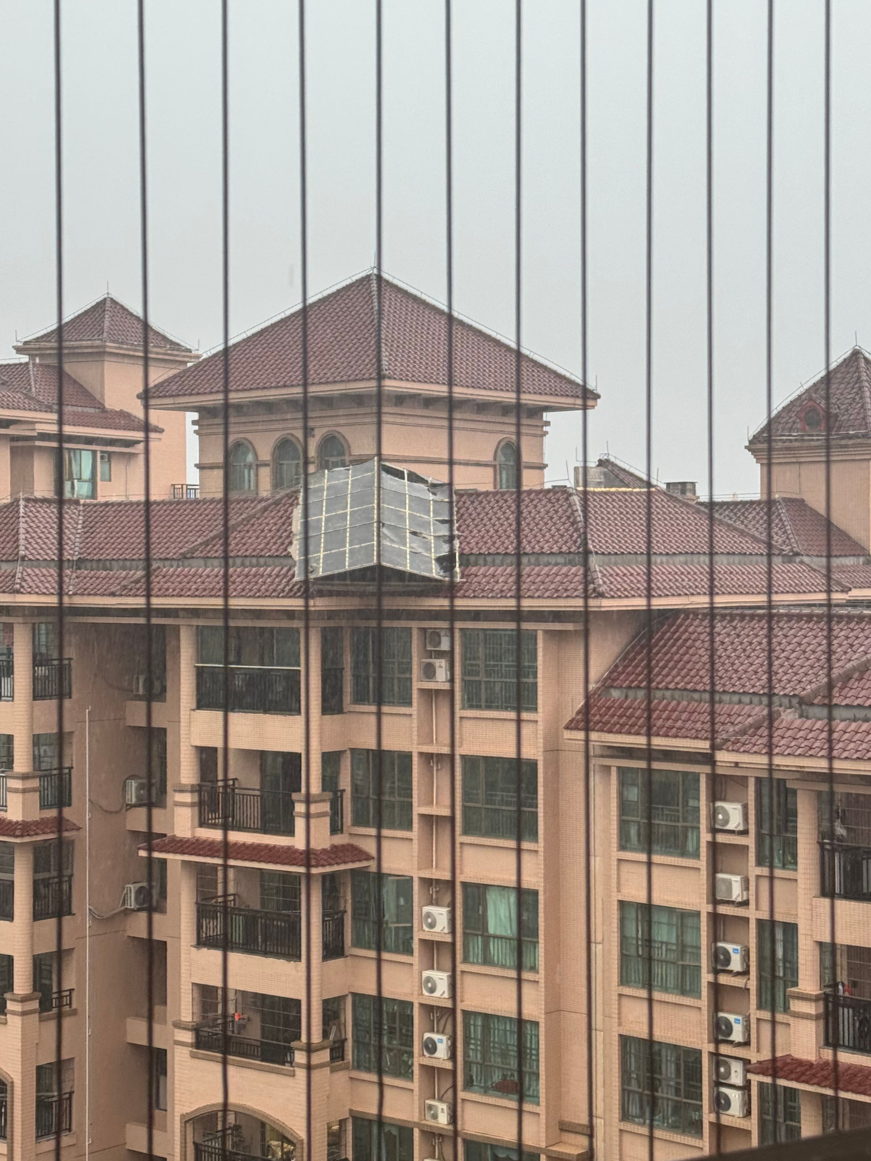 业主群上的照片——违建玻璃房被狂风掀起