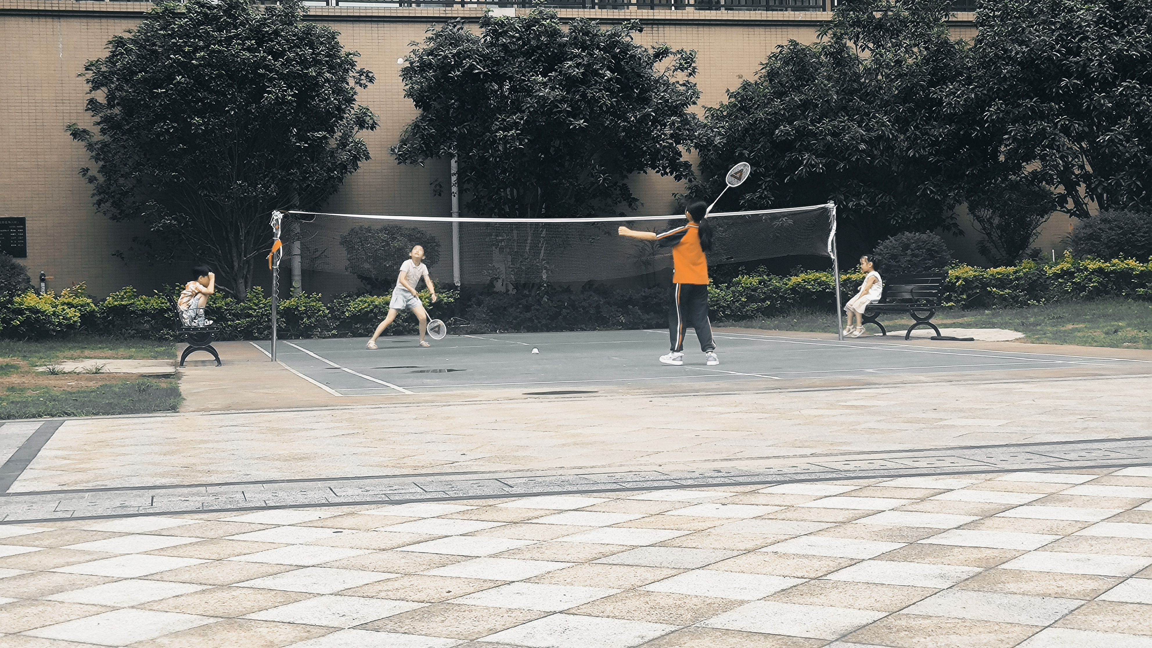 陪孩子打羽毛球