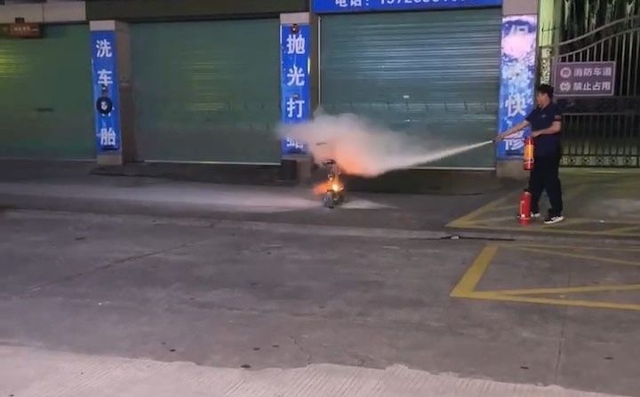 小区外的小电车自燃