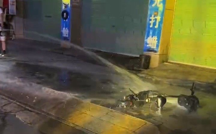灭火器不管用,得用水直接浇。