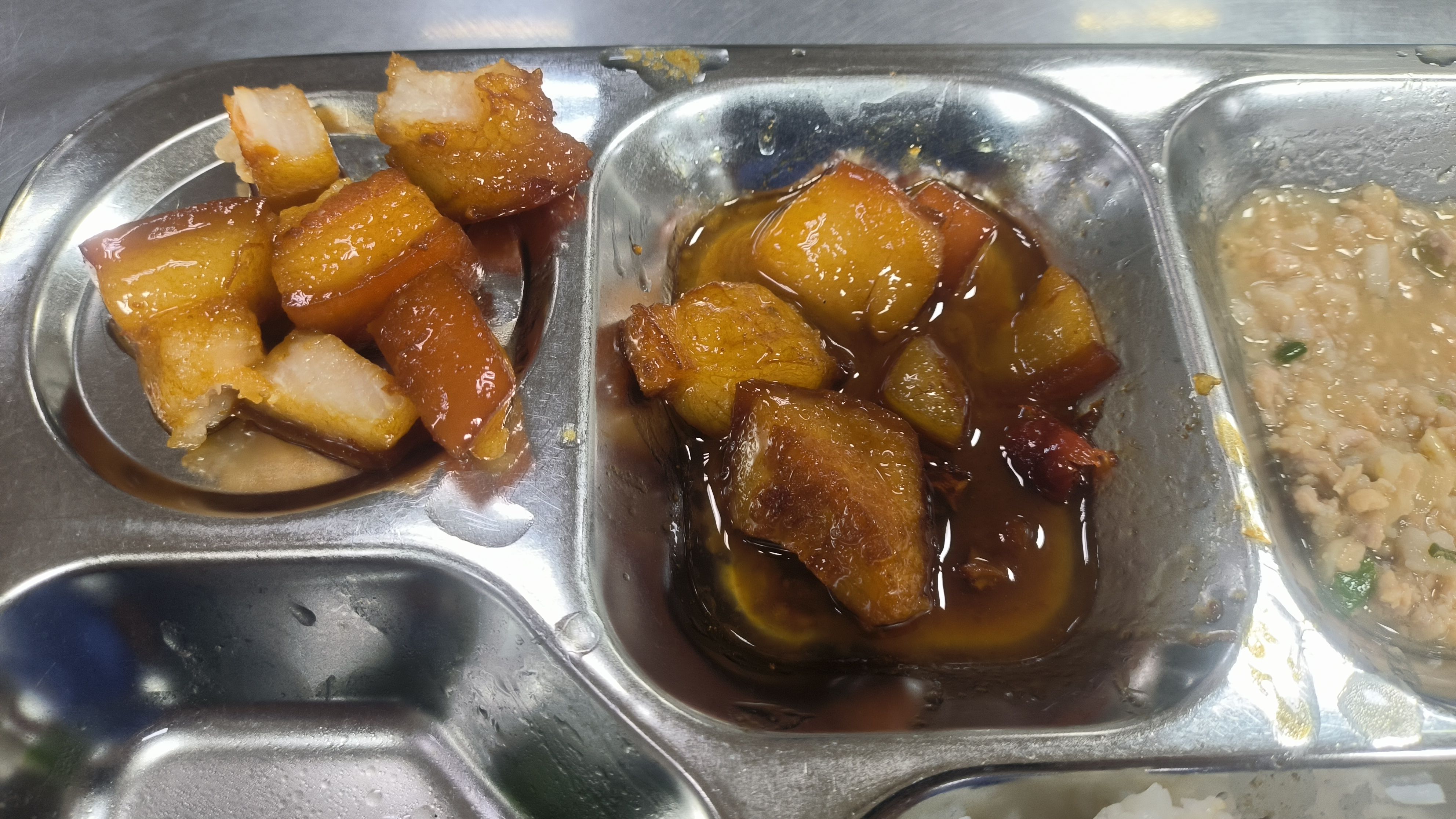 饭堂啲伙食差咗好多